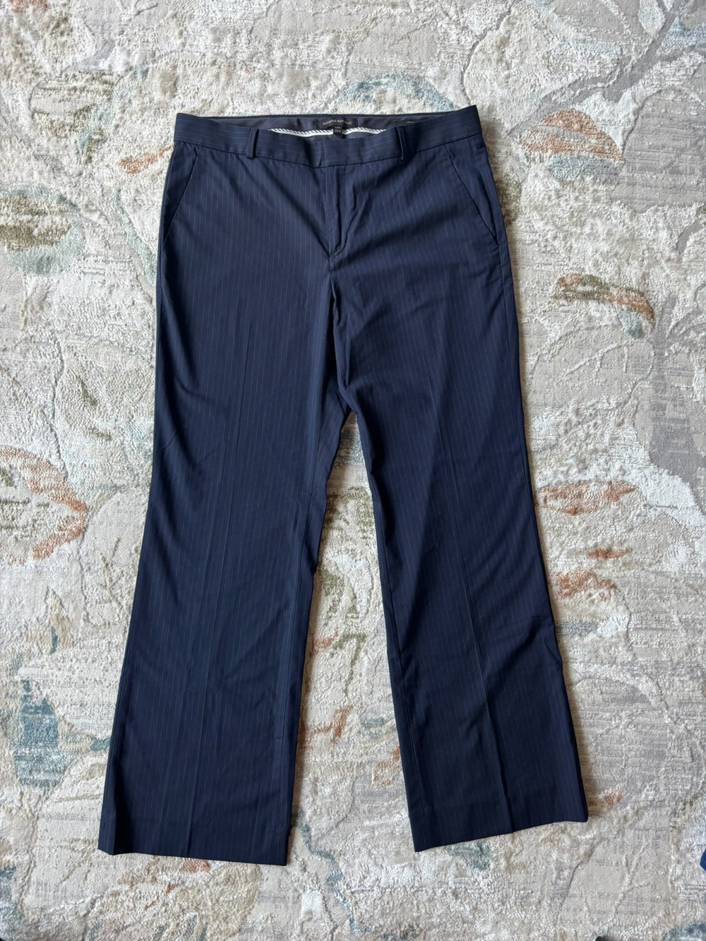 Banana Republic “Logan” Fit Navy Pinstripe Trouser Pants – Size 12S
